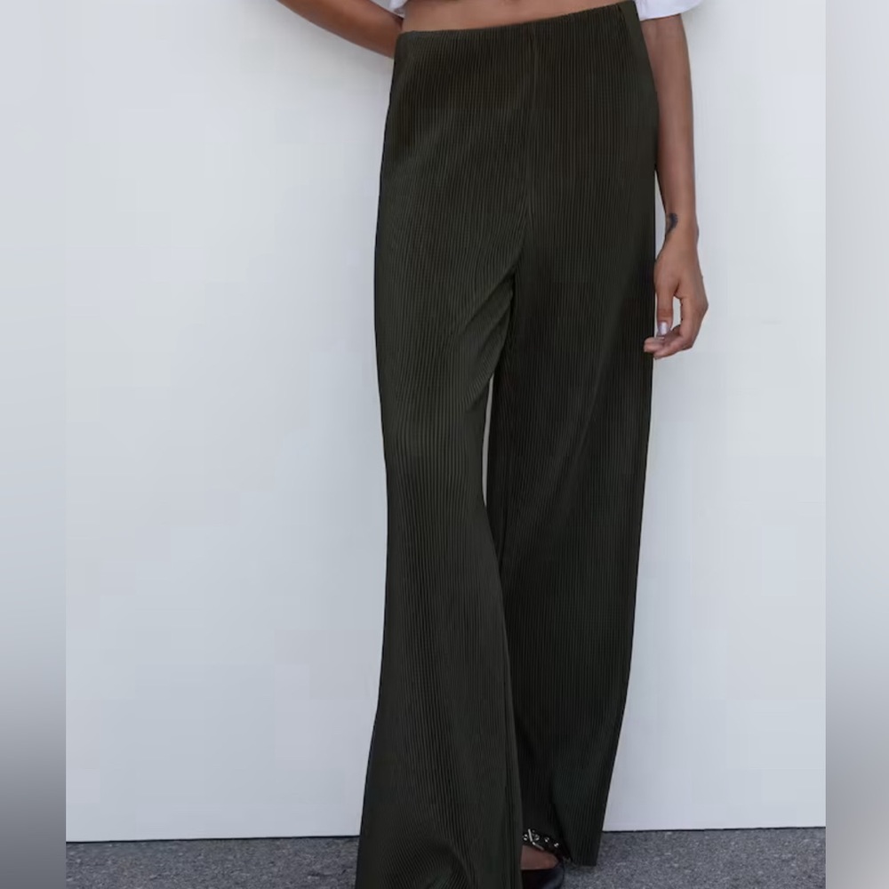 Pleated straight pants in olive green - Mango